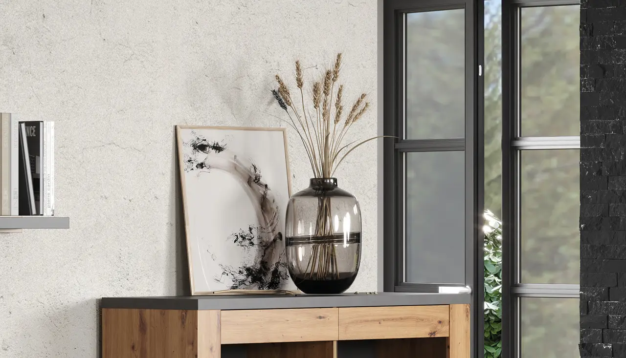 Holzsideboard mit moderner Glasvase und Trockenblumen vor heller Wand. Stilvolle Wohnaccessoires und Dekoration für natürliches, zeitloses Wohnen im modernen Wohnzimmer.